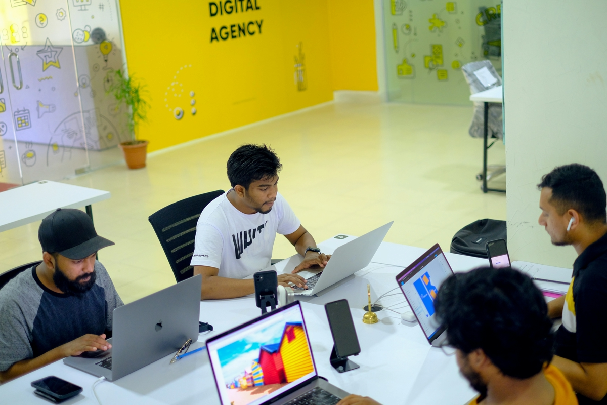 Community Manager vs. Agencia Digital en Lima: Decisión 2026