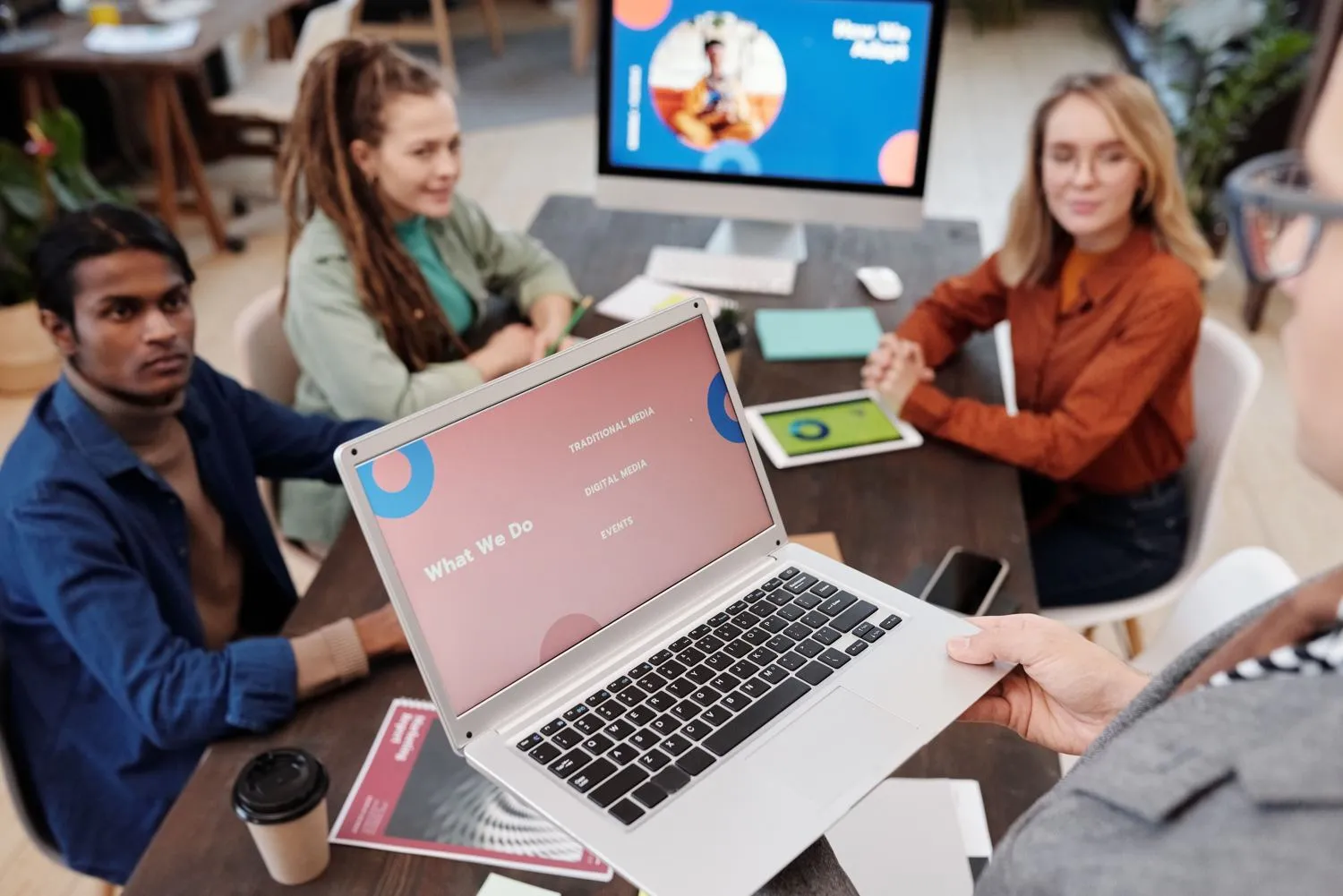 Contratar Freelancers vs Agencia Local: Qué perfiles digitales necesita realmente tu empresa hoy