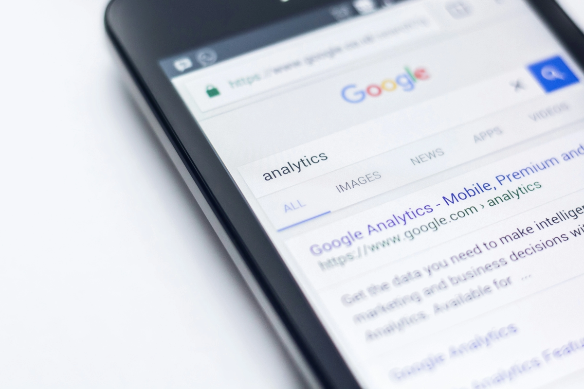 Migración web sin perder tráfico: El paso a paso para no desaparecer de Google tras un rediseño.