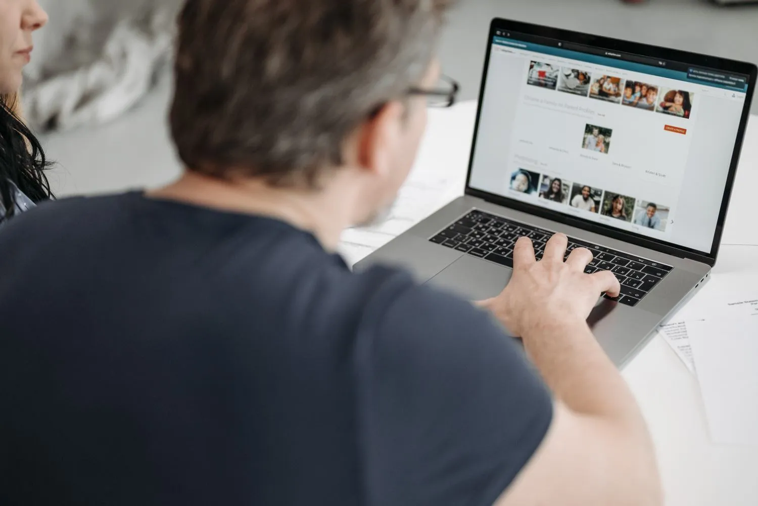 Hábitos Digitales B2B en Lima 2026: Dónde buscan proveedores las grandes empresas peruanas