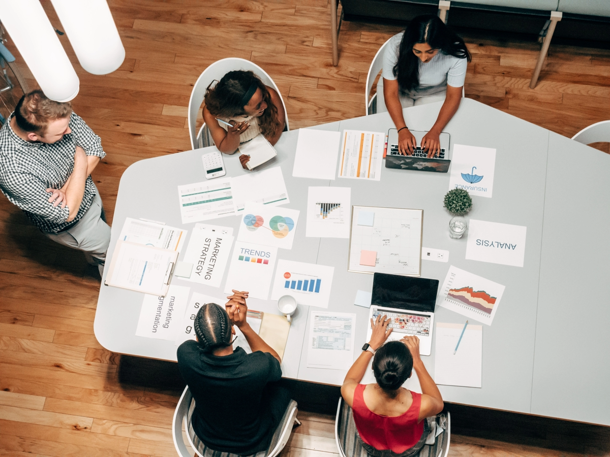 Marketing Digital Externo vs. Interno en Lima: Costos y ROI