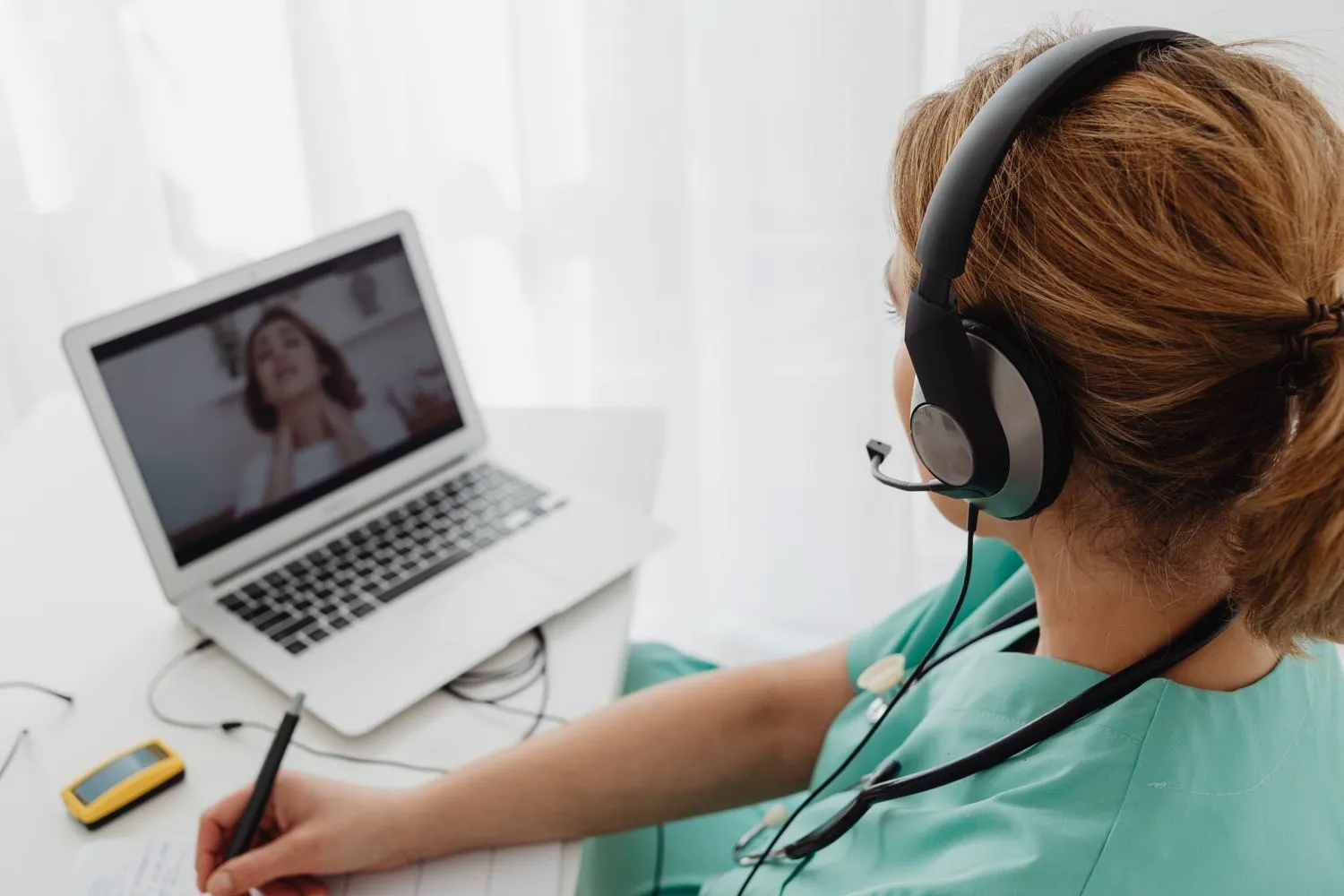 Portales de Salud vs Apps de Citas: Qué tecnología necesita tu clínica limeña en 2026
