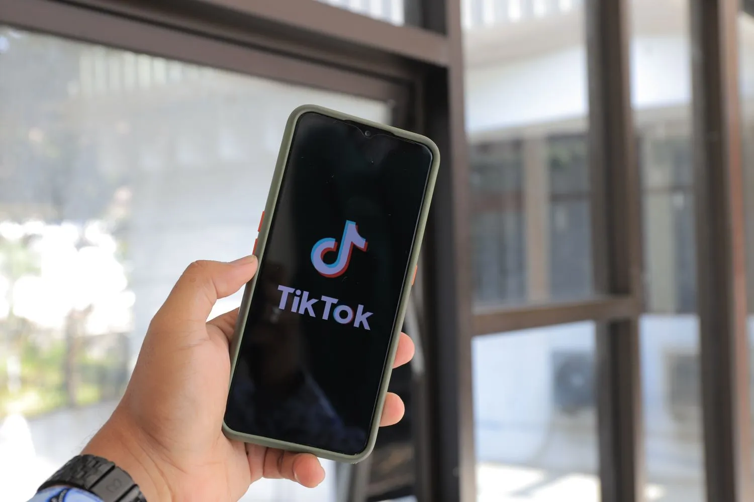 Tráfico de TikTok hacia tu Web: Cómo convertir vistas virales en leads B2B reales