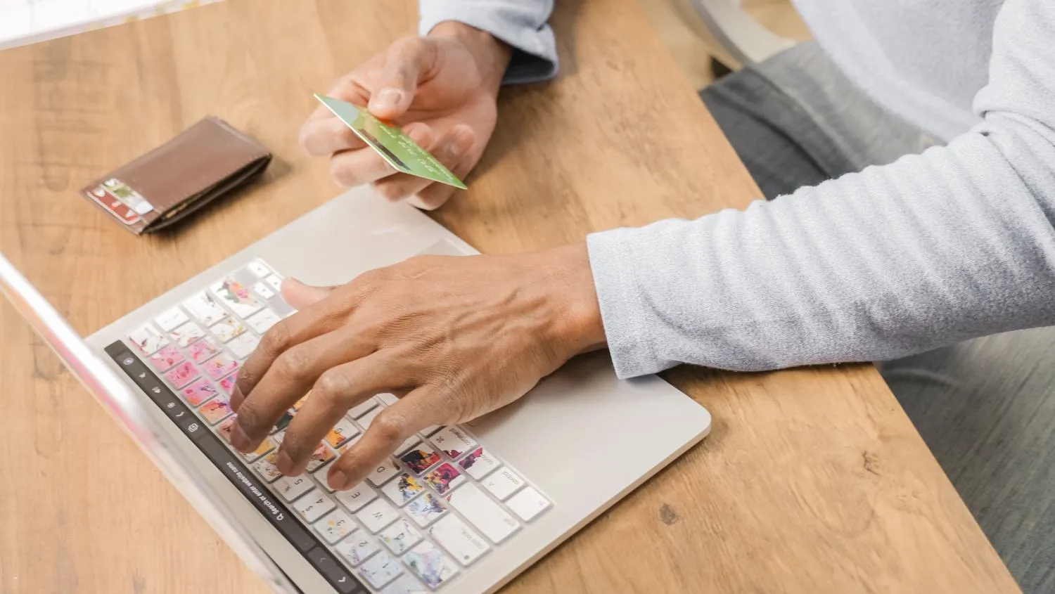 La transición al pago digital en Perú: Cómo preparar la infraestructura web de tu marca